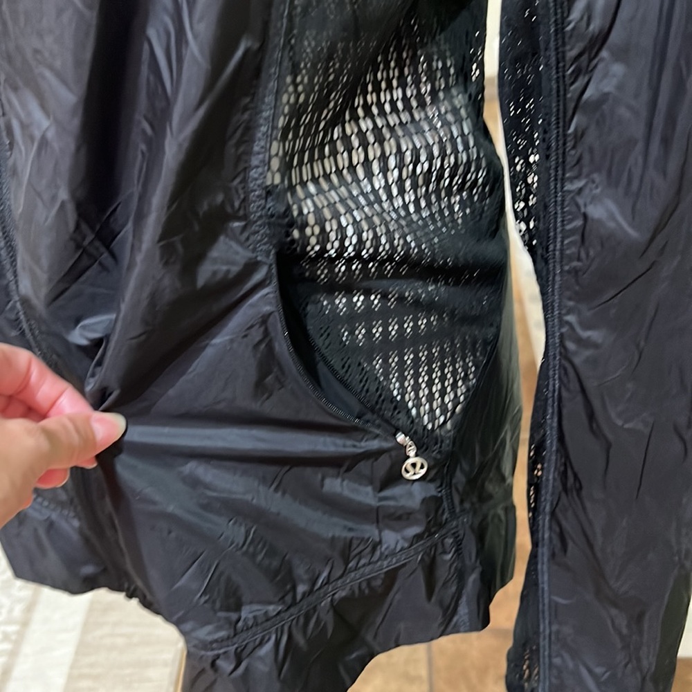 🔴🔴🔴🔴🔴. SOLD 🔴🔴🔴🔴🔴🔴rare lululemon jacket Lightweight - Picture 15 of 17